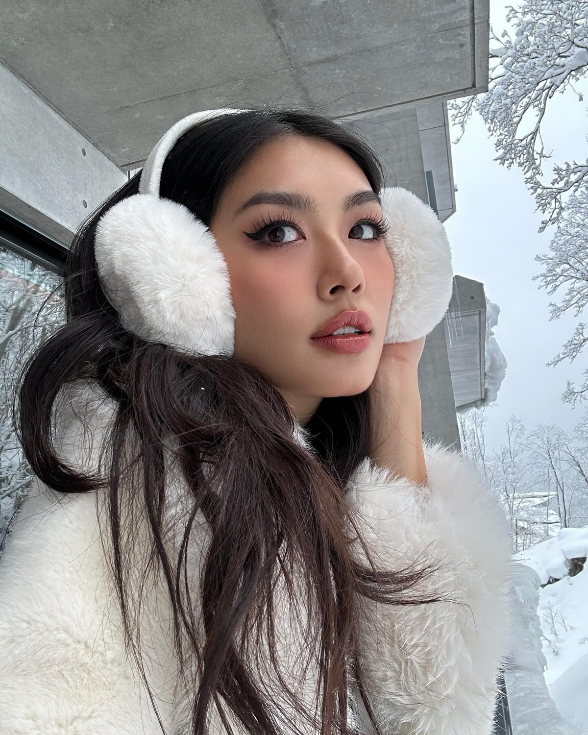 Bộ đồ tắm kiệm vải giúp người đẹp Thảo Nhi Lê tôn đường cong nóng bỏng, rãnh eo gọn gàng.