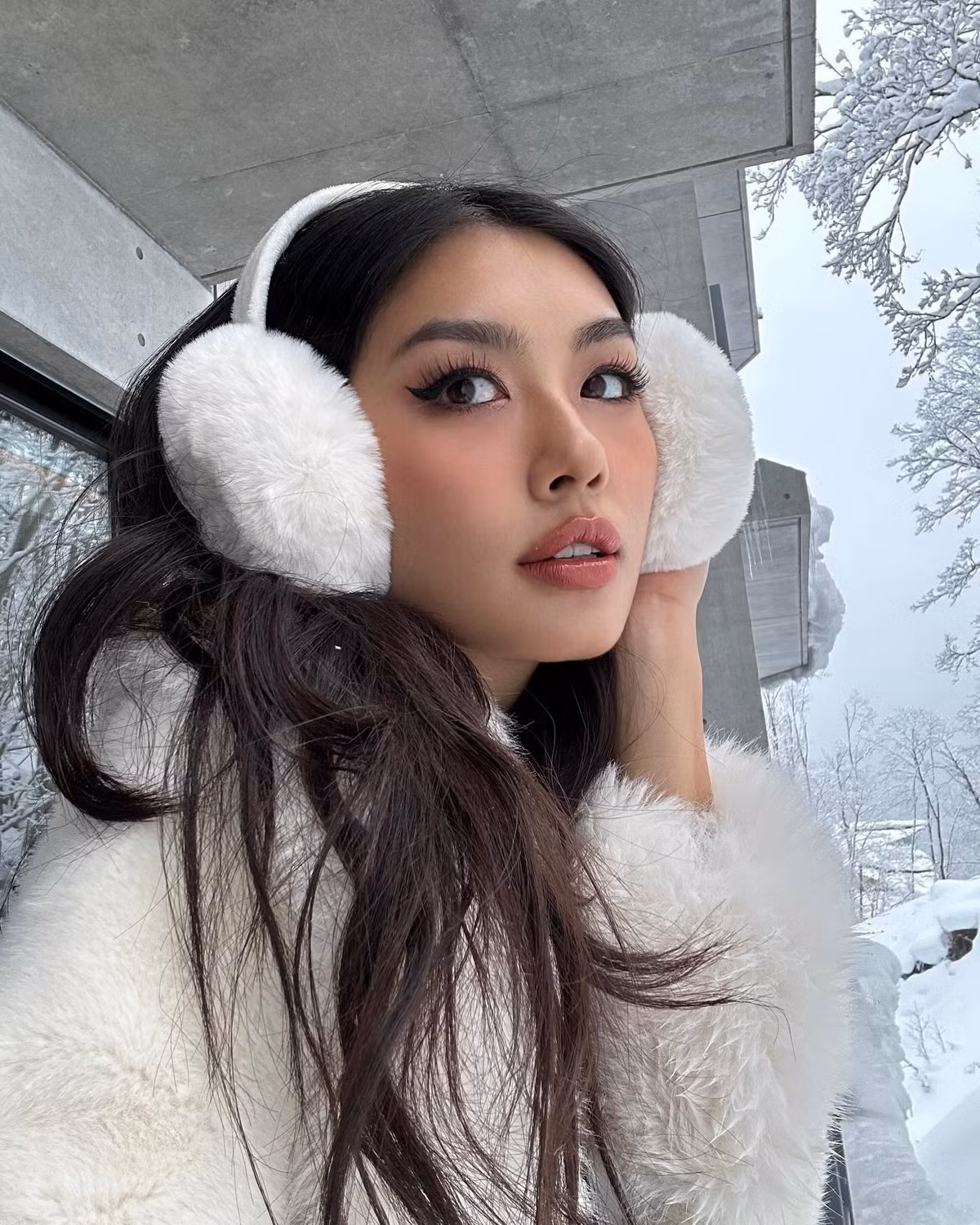 Bộ đồ tắm kiệm vải giúp người đẹp Thảo Nhi Lê tôn đường cong nóng bỏng, rãnh eo gọn gàng.