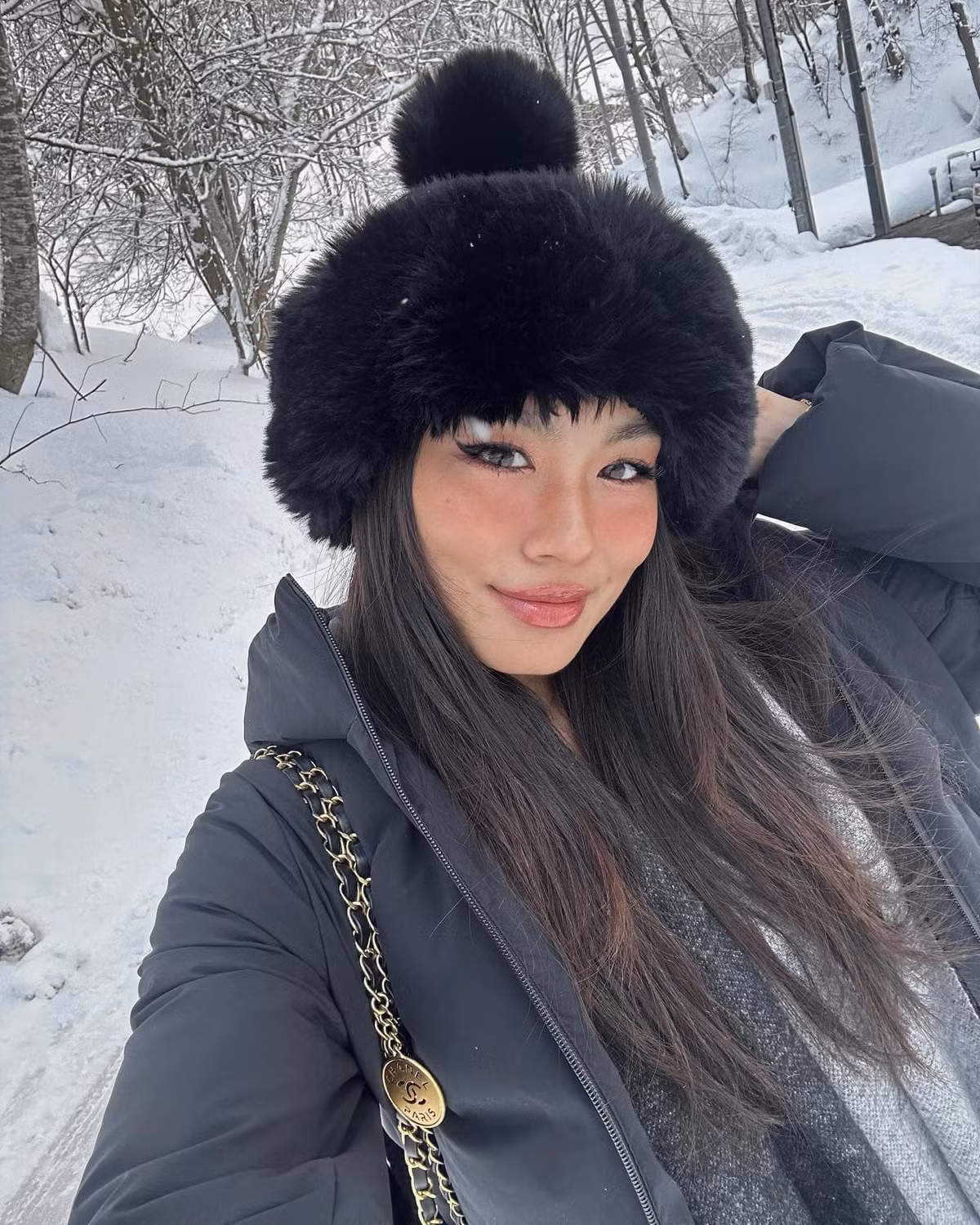 Thảo Nhi Lê sinh năm 1994, cao 1m69, là Việt kiều Đức. Trước đó cô nàng nổi tiếng là nữ rich kid xinh đẹp, nóng bỏng.