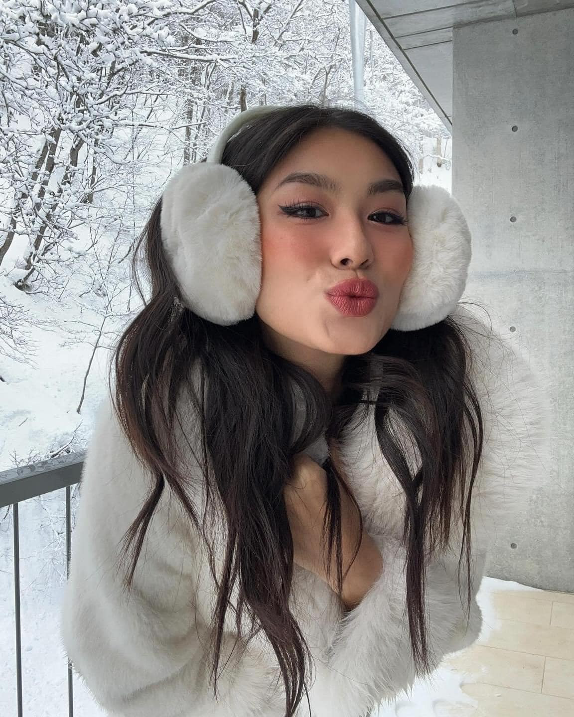 Mới đây, gái xinh Thảo Nhi Lê gây "bão" mạng xã hội khi đăng tải bộ ảnh diện bikini giữa trời tuyết trắng xóa ở Hokkaido (Nhật Bản).