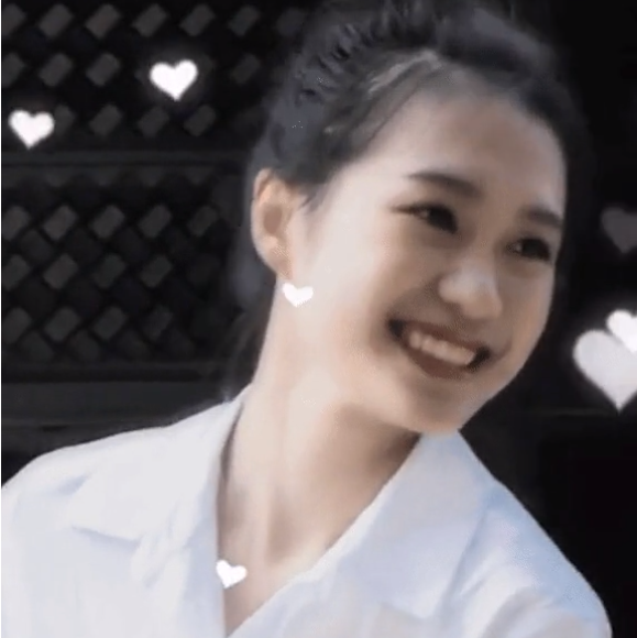 Mới đây, một khoảnh khắc của vợ Đoàn Văn Hậu bất ngờ được chú ý trên MXH vì cô nàng buộc tóc gọn gàng, khoe trọn gương mặt xinh đẹp và nụ cười rạng rỡ.