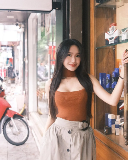 Thỉnh thoảng, người đẹp đổi gió bằng cách uốn sóng xoăn lơi hoặc búi cao gọn gàng.