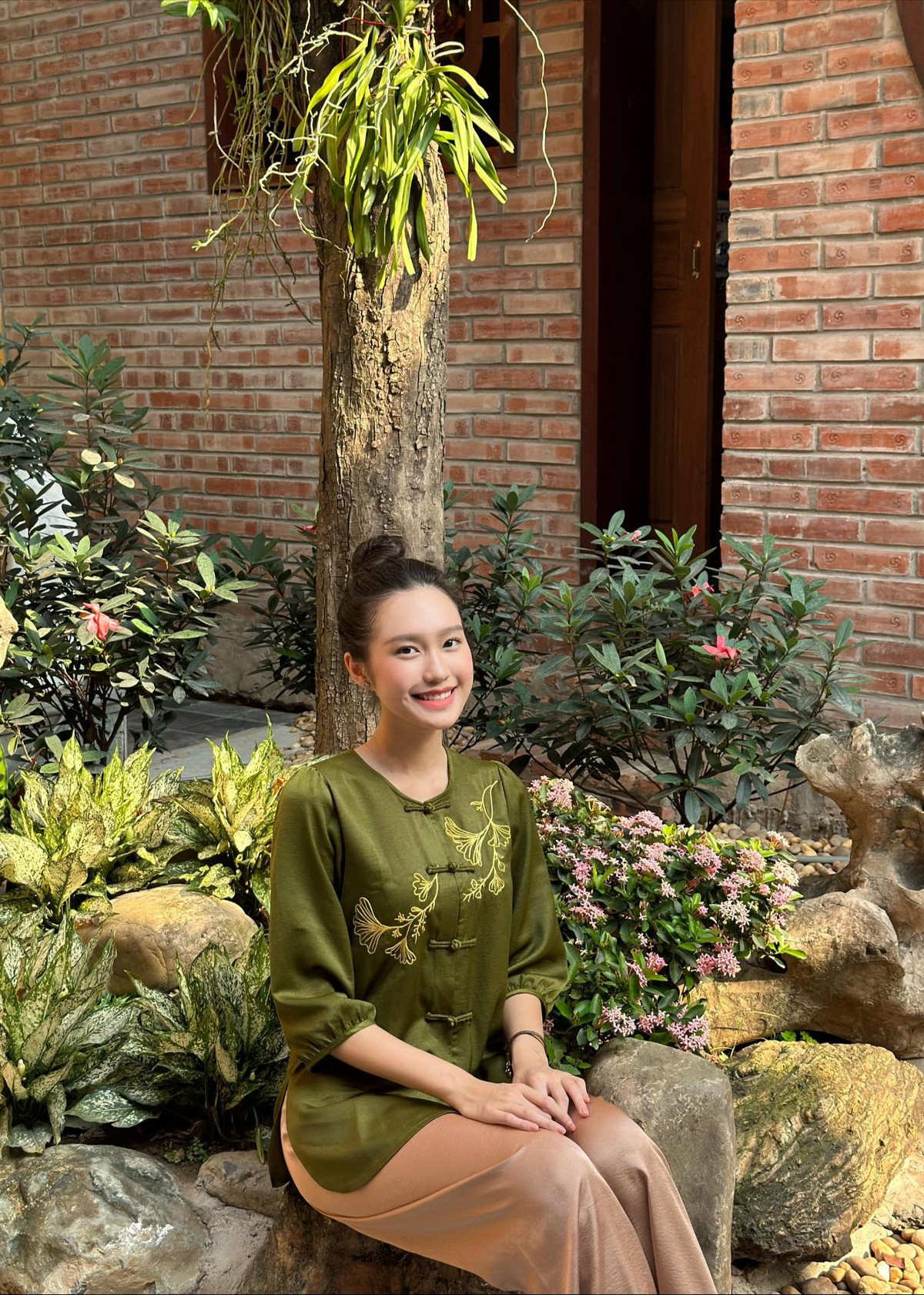 Trong những hình ảnh được đăng tải lên trang cá nhân phần lớn là ảnh Doãn Hải My xoã tóc. Thậm chí cô còn từng gây thắc mắc vì lúc nào cũng thả tóc dù hè hay đông.