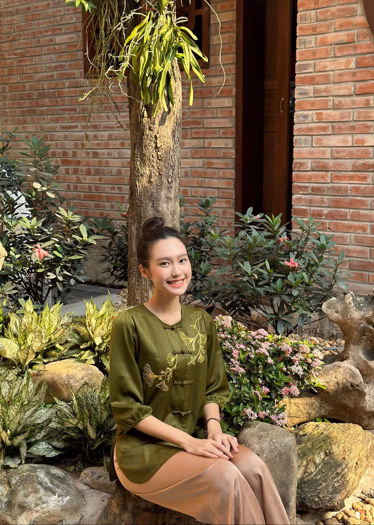 Trong những hình ảnh được đăng tải lên trang cá nhân phần lớn là ảnh Doãn Hải My xoã tóc. Thậm chí cô còn từng gây thắc mắc vì lúc nào cũng thả tóc dù hè hay đông.