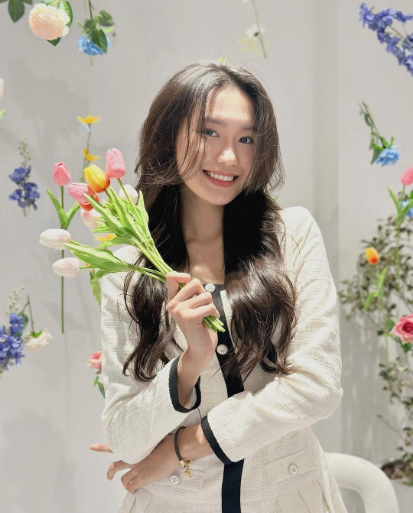 Có mái tóc dài ngang eo nên Doãn Hải My thường để kiểu buông xõa tự nhiên, khoe vẻ nữ tính, dịu dàng.