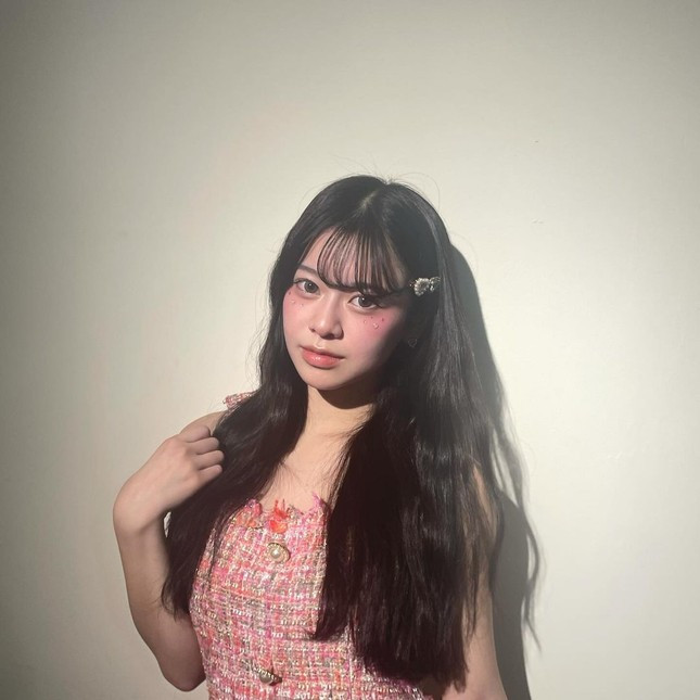 Không chỉ trong những bức ảnh chụp nghệ thuật, Yonezawa được khen ngợi có nhan sắc trong trẻo, đáng yêu ngoài đời thật.