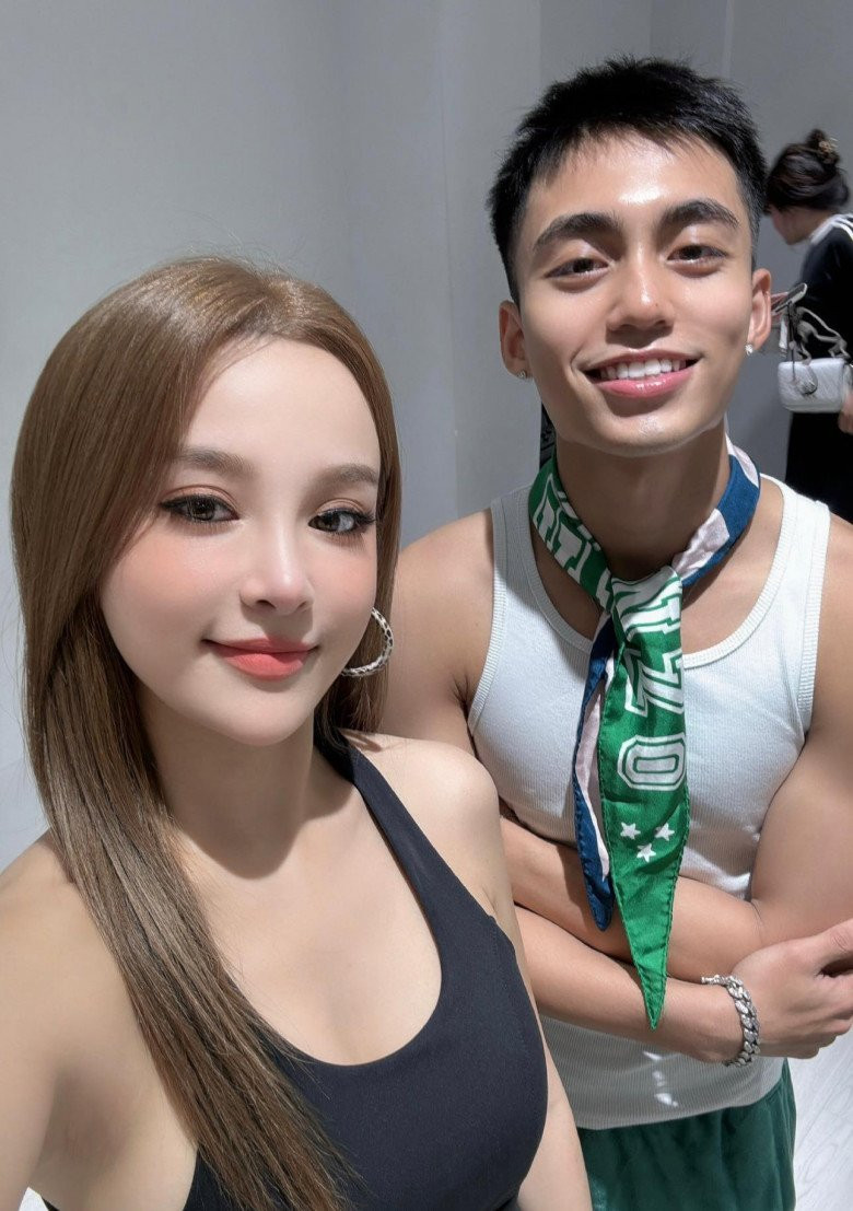 Từ vóc dáng cho tới làn da của Huyền Baby đẹp đến "phát sáng". Cô đẹp hệt như nàng tiên cá trong truyền thuyết.