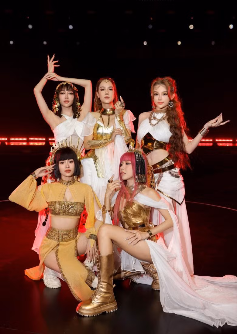 Thời gian gần đây, người đẹp bắt đầu trở lại làng giải trí khi tham gia "Chị đẹp đạp gió rẽ sóng 2023". Ai ai cũng toát lên sự xinh đẹp khó ai sánh bằng, nhưng spotlight được dành cho Huyền Baby.