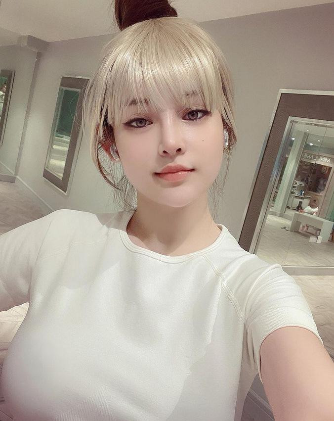 Từ lúc lấy chồng đại gia, Huyền Baby hoàn toàn rút lui khỏi làng giải trí, tận hưởng cuộc sống giàu sang phú quý và tập trung vào công việc kinh doanh với sự hậu thuẫn từ gia đình.