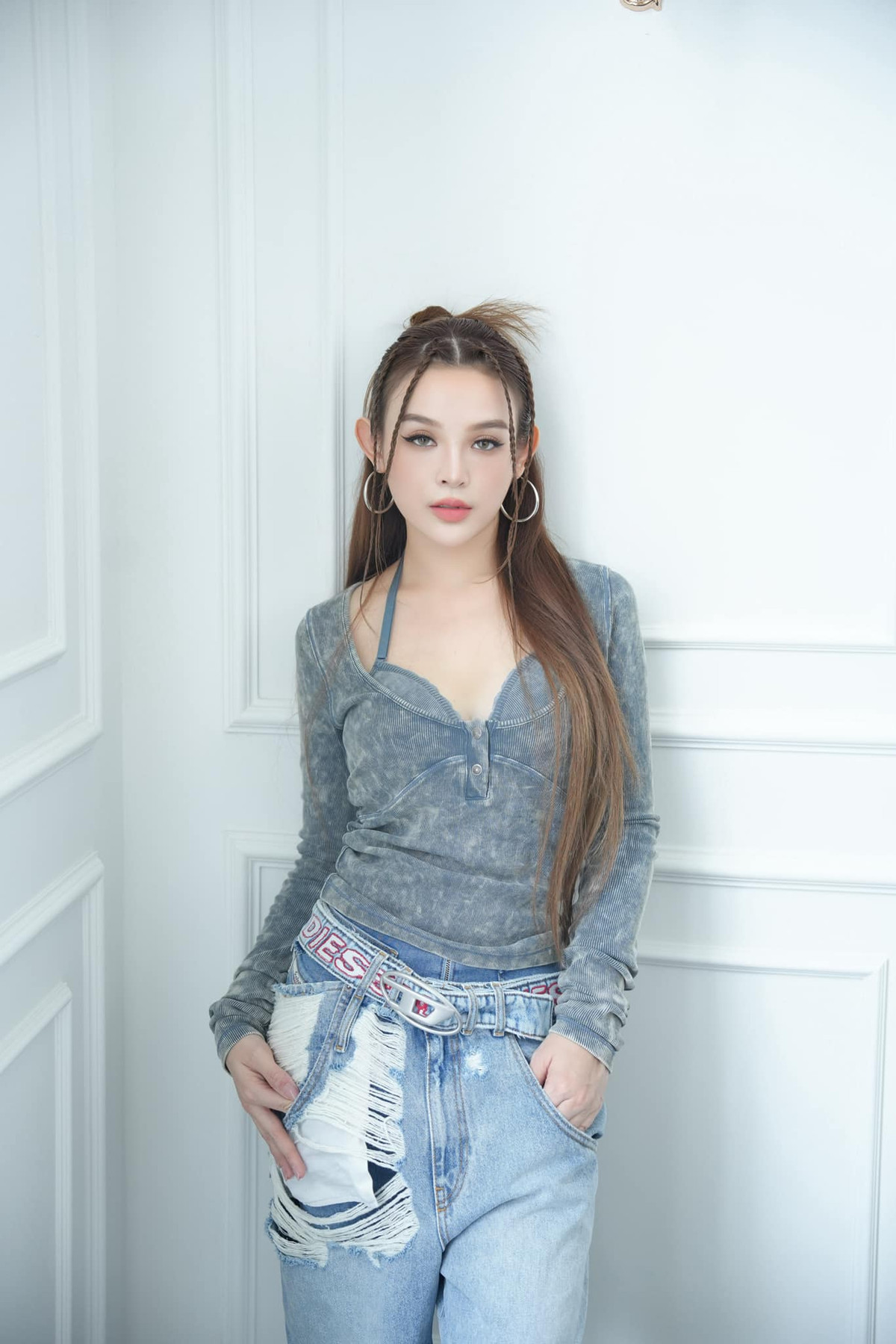 Vốn được khen ngợi bởi ngoại hình trẻ trung như "em bé", Huyền Baby có lẽ đã thực hiện phương pháp tiêm filler ở một số vị trí dễ xuất hiện nếp nhăn như rãnh cười, trán, đuôi mắt để "mặt tiền" lúc nào cũng căng bóng, tươi trẻ.