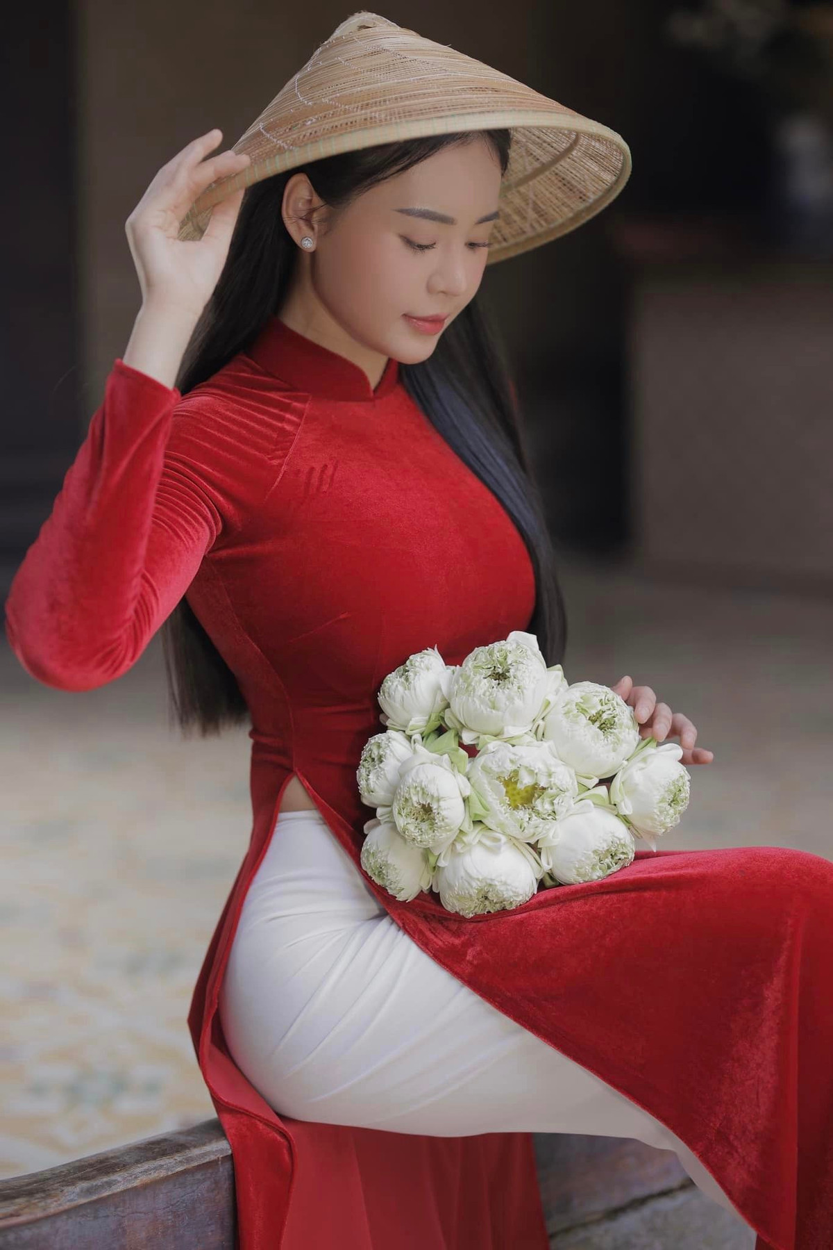 Khác hẳn với hình ảnh giản dị, đen đúa trong quá khứ, người đẹp phòng gym Phương Trang của hiện tại gây ấn tượng với gương mặt đẹp, vóc dáng chuẩn đồng hồ cát.