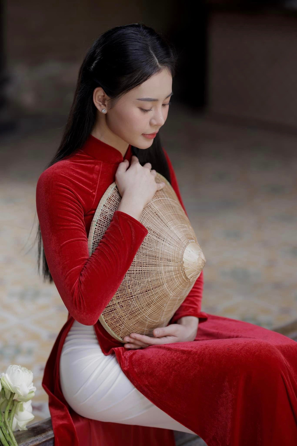 Khác hẳn với hình ảnh khoe thân hình săn chắc ở phòng gym, khi diện áo dài truyền thống Phương Trang như trở thành người khác bởi nét dịu dàng.