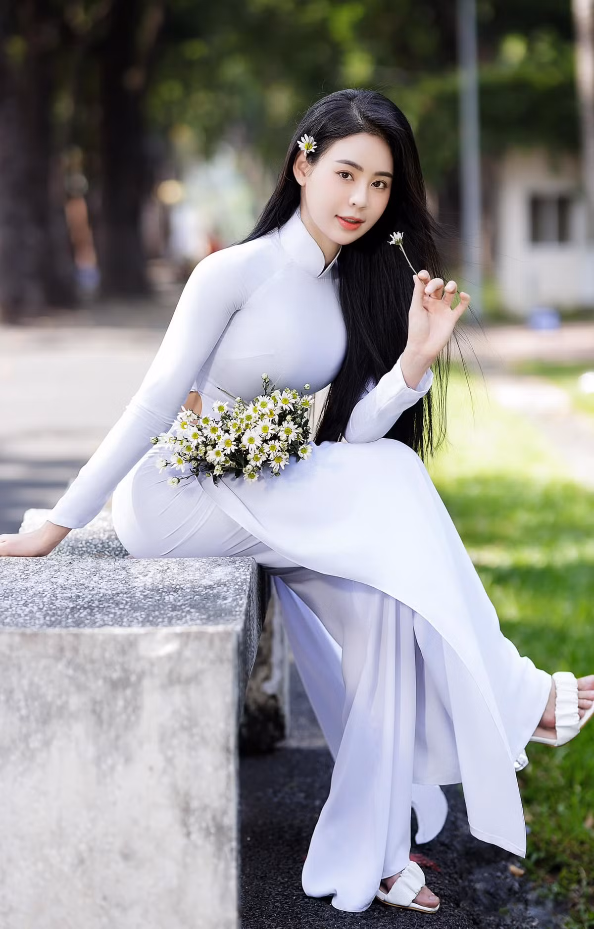 Với đường cong mềm mại, Phương Trang rất chuộng những bộ đồ bó sát, vừa khoe vóc dáng chuẩn, vừa thể hiện được vẻ đẹp nữ tính, nhẹ nhàng.