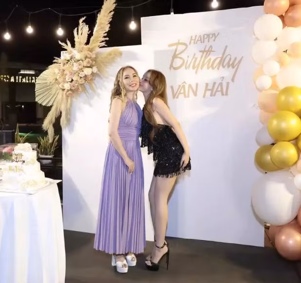 Nữ đại gia thường ưa chuộng những bộ trang phục điệu đà, ôm sát để khoe trọn vóc dáng gợi cảm, quyến rũ.