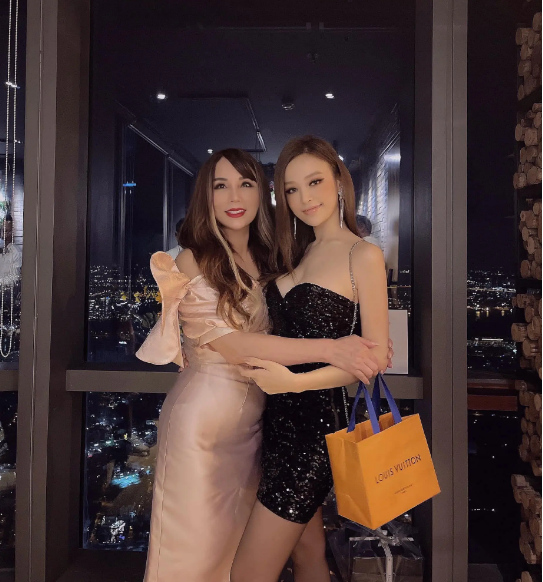 Dù sống khá kín tiếng nhưng có thể thấy, mẹ chồng Huyền Baby sở hữu diện mạo vô cùng trẻ trung cùng làn da trắng sáng, mịn màng và tươi tắn.