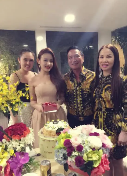 Ai cũng phải ngợi khen nhan sắc trẻ đẹp của mẹ chồng Huyền Baby. Đứng cạnh con dâu, nhiều người thậm chí còn bông đùa trông họ như "hai chị em".