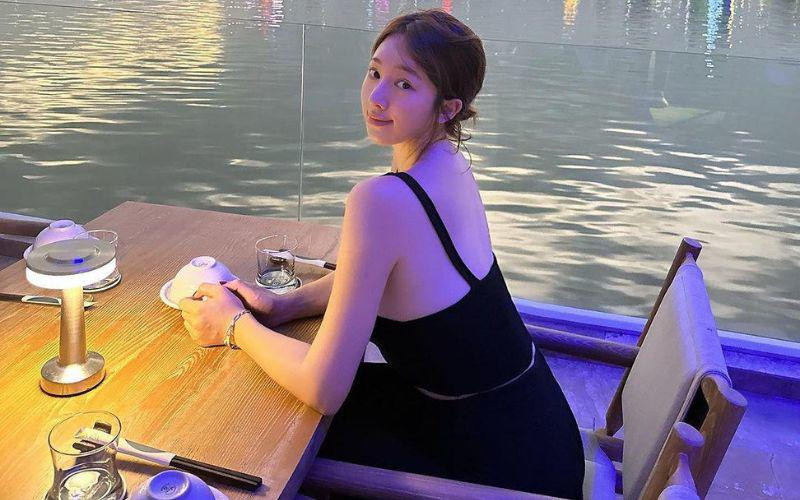 Người đẹp là một nữ streamer tại Hàn Quốc nhưng không gặt hái được thành công dù rất chăm chỉ phát sóng.