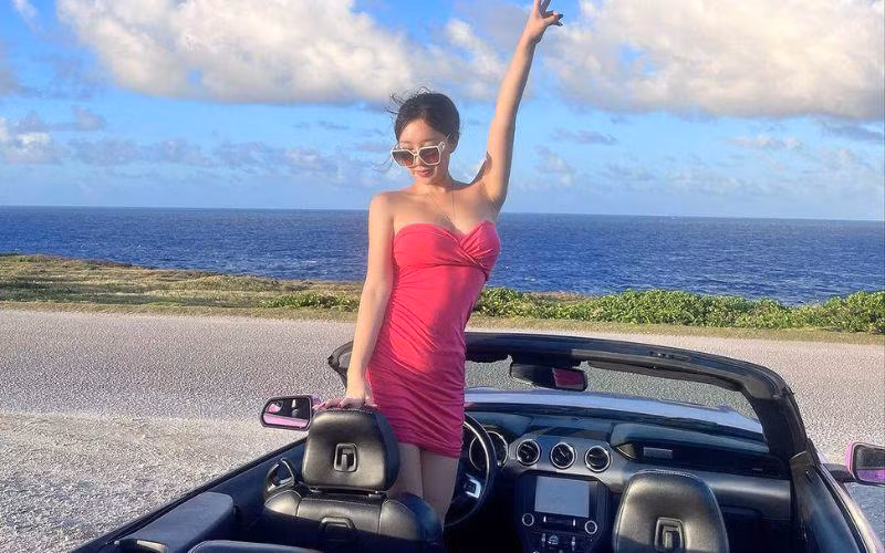 Bên cạnh gương mặt nhỏ nhắn, xinh như búp bê, Bitnara còn thu hút hơn 1 triệu người theo dõi trên trang cá nhân nhờ vẻ ngoài và lối ăn mặc nóng bỏng.