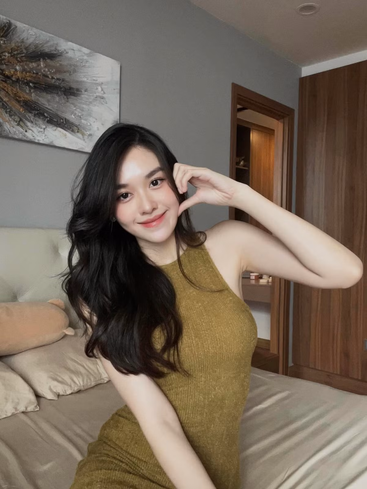 Tường San xinh đẹp, yêu kiều sau sinh với thân hình cân đối.