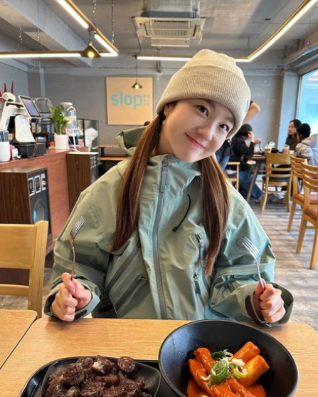 Jennie cũng hoạt động như một người mẫu trên trang cá nhân của mình. Lợi thế vóc dáng, đặc biệt sở hữu gương mặt xinh đẹp giúp cô thu về nhiều hợp động quảng cáo.