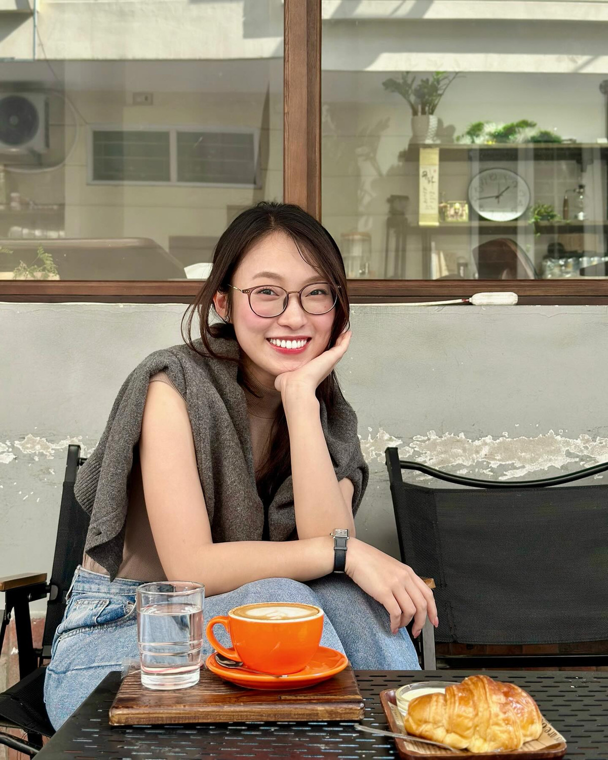 Lướt trang cá nhân của hot girl thông thạo 7 thứ tiếng, có thể thấy cô thường chọn cho mình hình ảnh thanh lịch, trẻ trung, có gợi cảm nhưng trong chừng mực vừa phải. Ảnh: FBNV