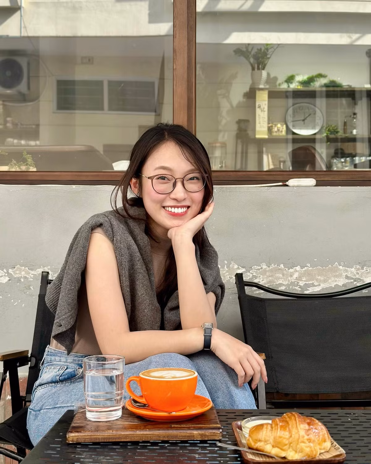 Lướt trang cá nhân của hot girl thông thạo 7 thứ tiếng, có thể thấy cô thường chọn cho mình hình ảnh thanh lịch, trẻ trung, có gợi cảm nhưng trong chừng mực vừa phải. Ảnh: FBNV