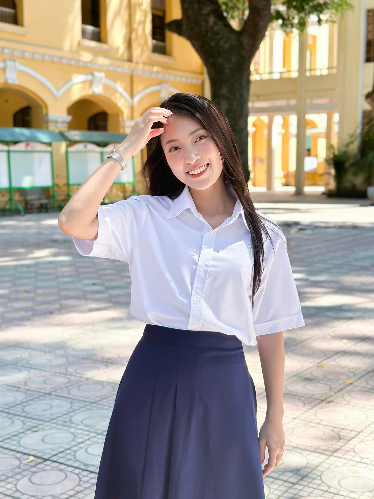 Khánh Vy trước đây luôn để tóc dài màu đen đơn giản và có phần cổ điển.