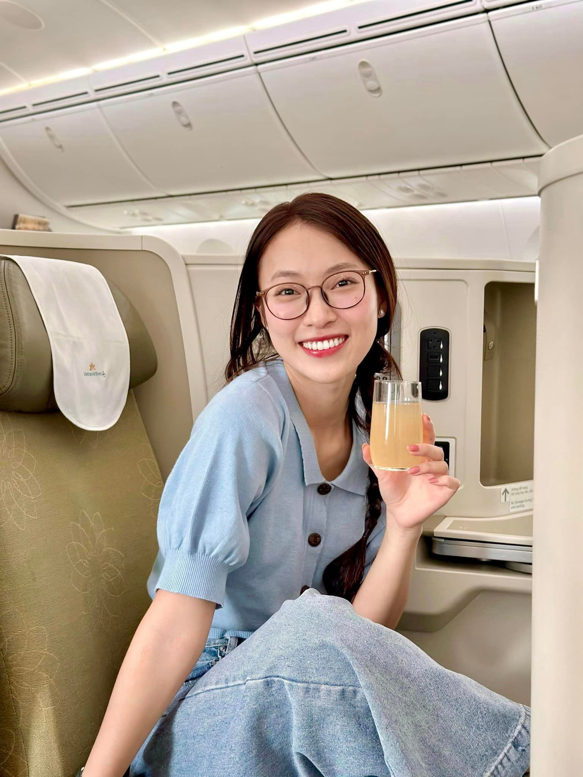 Hiện tại với công việc của mình, kiểu tóc dài, tông màu tối sẽ phù hợp với cô trong việc biến hóa hình ảnh, phù hợp với bất kỳ sự kiện nào.