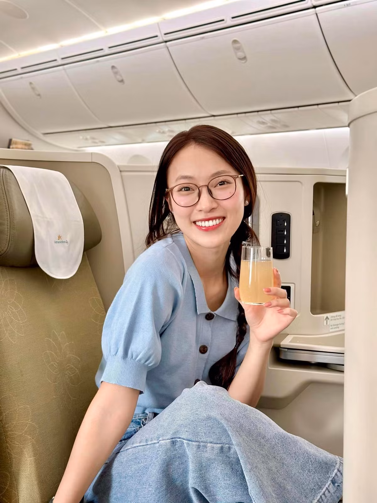 Hiện tại với công việc của mình, kiểu tóc dài, tông màu tối sẽ phù hợp với cô trong việc biến hóa hình ảnh, phù hợp với bất kỳ sự kiện nào.