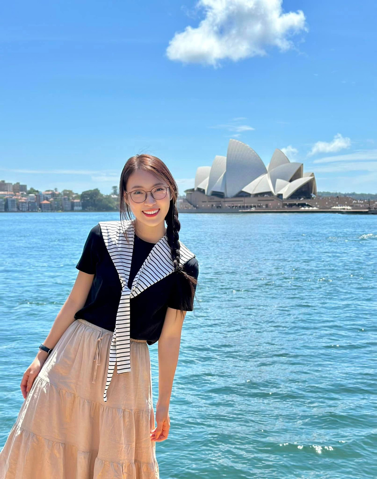 Trong đời sống hằng ngày, người đẹp vẫn ưa chuộng các kiểu đồ thanh lịch đi cùng phong cách trong sáng, tươi tắn.