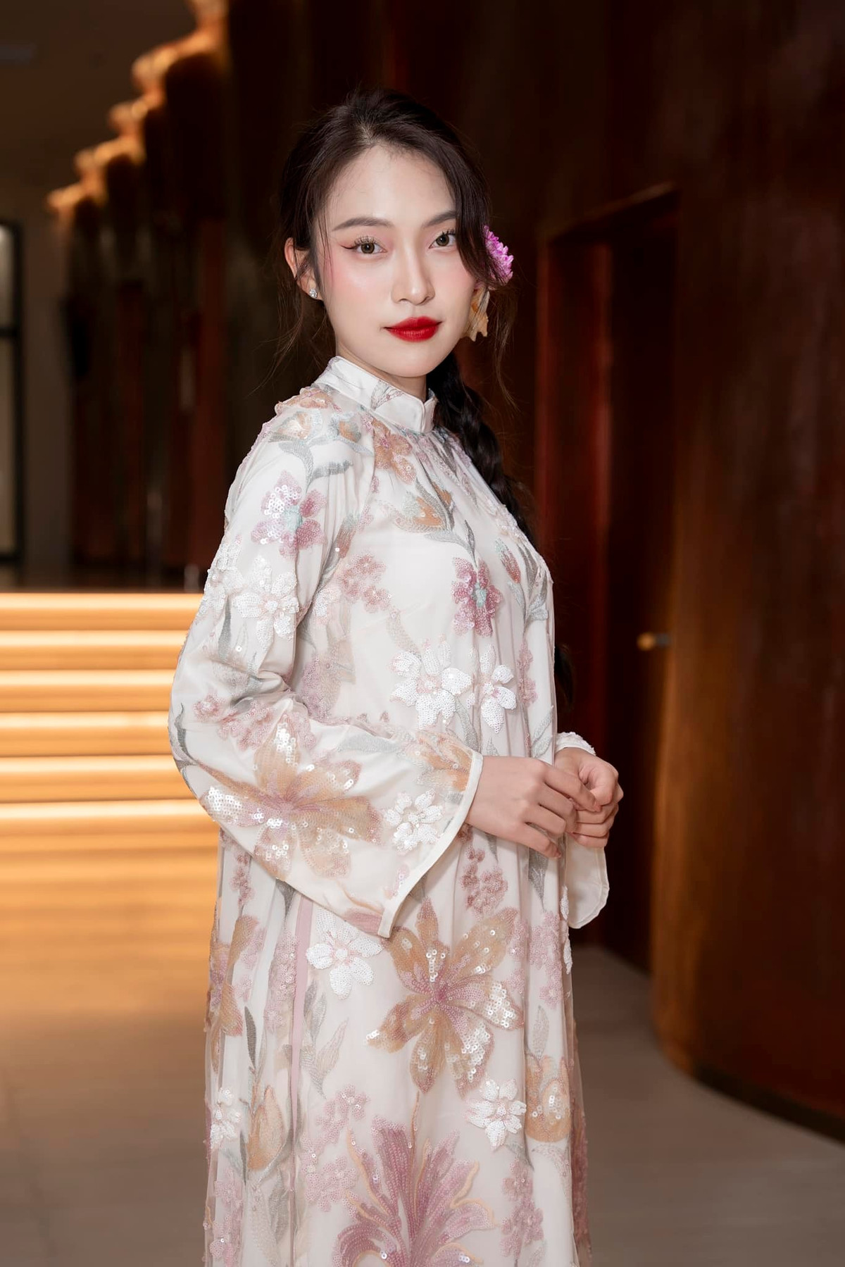 Tuy nhiên được biết, đây chỉ là một màn đùa vui hài hước của người đẹp sinh năm 1999, mái tóc cá tính này thực chất là tóc giả, Khánh Vy đã phải tết chặt tóc thật của mình, đội voan trùm chặt sau đó mới sử dụng tóc giả.