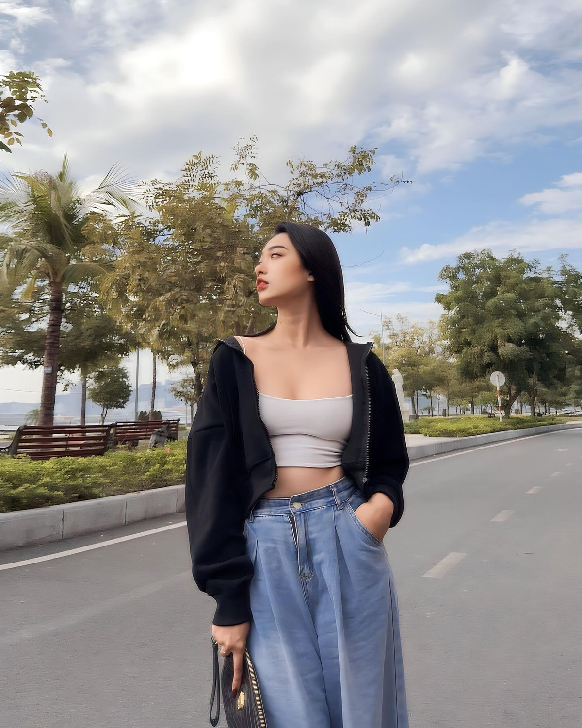 Hoàng Yến hiện là HLV phòng gym, Cô sở hữu số đo ấn tượng: 87-62-94 cm với cân nặng 55kg và chiều cao 1m68.