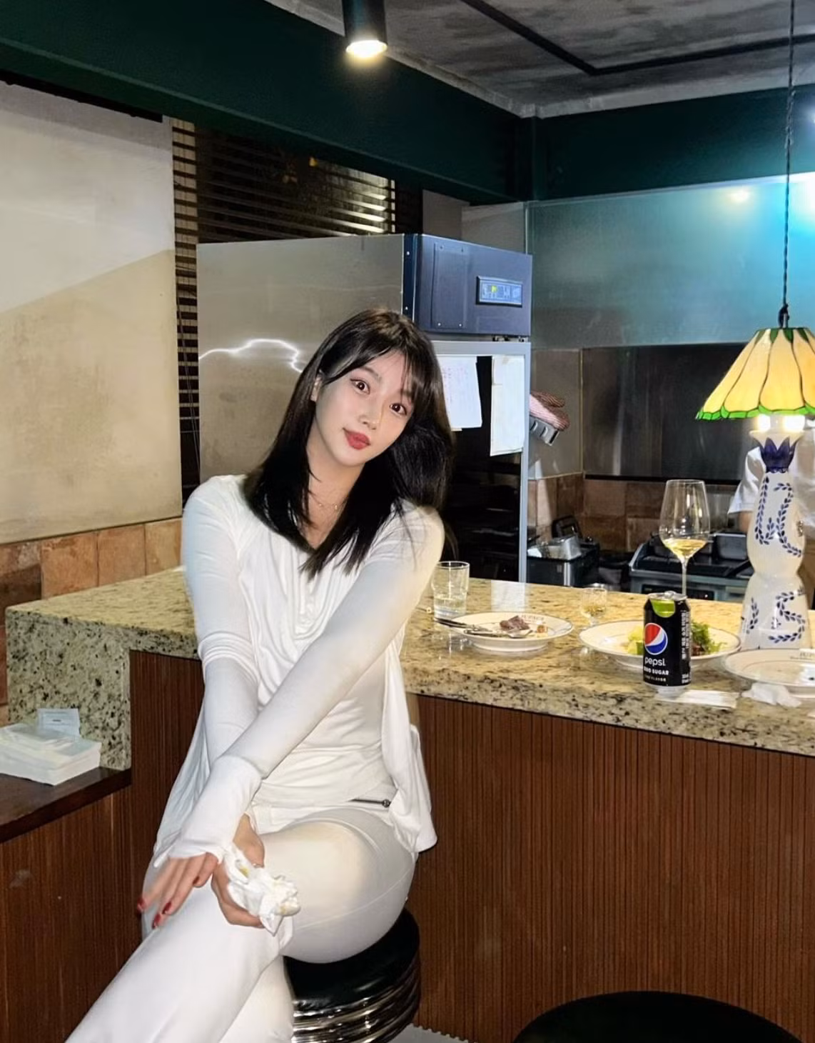 Nếu gương mặt của cô khiến người ta liên tưởng tới các nữ chính thơ ngây trong các bộ phim thanh xuân vườn trường thì body của người đẹp ngược lại, nở nang và quyến rũ không thua gì các người mẫu nội y đình đám.