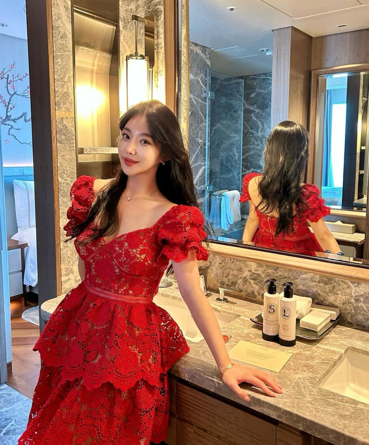 Woo Mi từng ghé thăm Nha Trang, Việt Nam vào đầu năm 2023. Tại đây, cô rất thích món bánh mỳ, một trong những đặc trưng của nền ẩm thực Việt.