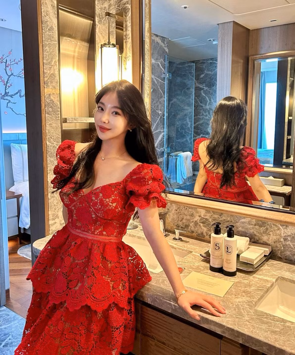 Woo Mi từng ghé thăm Nha Trang, Việt Nam vào đầu năm 2023. Tại đây, cô rất thích món bánh mỳ, một trong những đặc trưng của nền ẩm thực Việt.