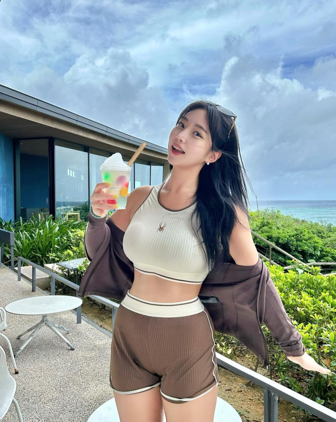 Nước da trắng sứ không tì vết là một trong những đặc điểm nhận dạng nàng hot girl.