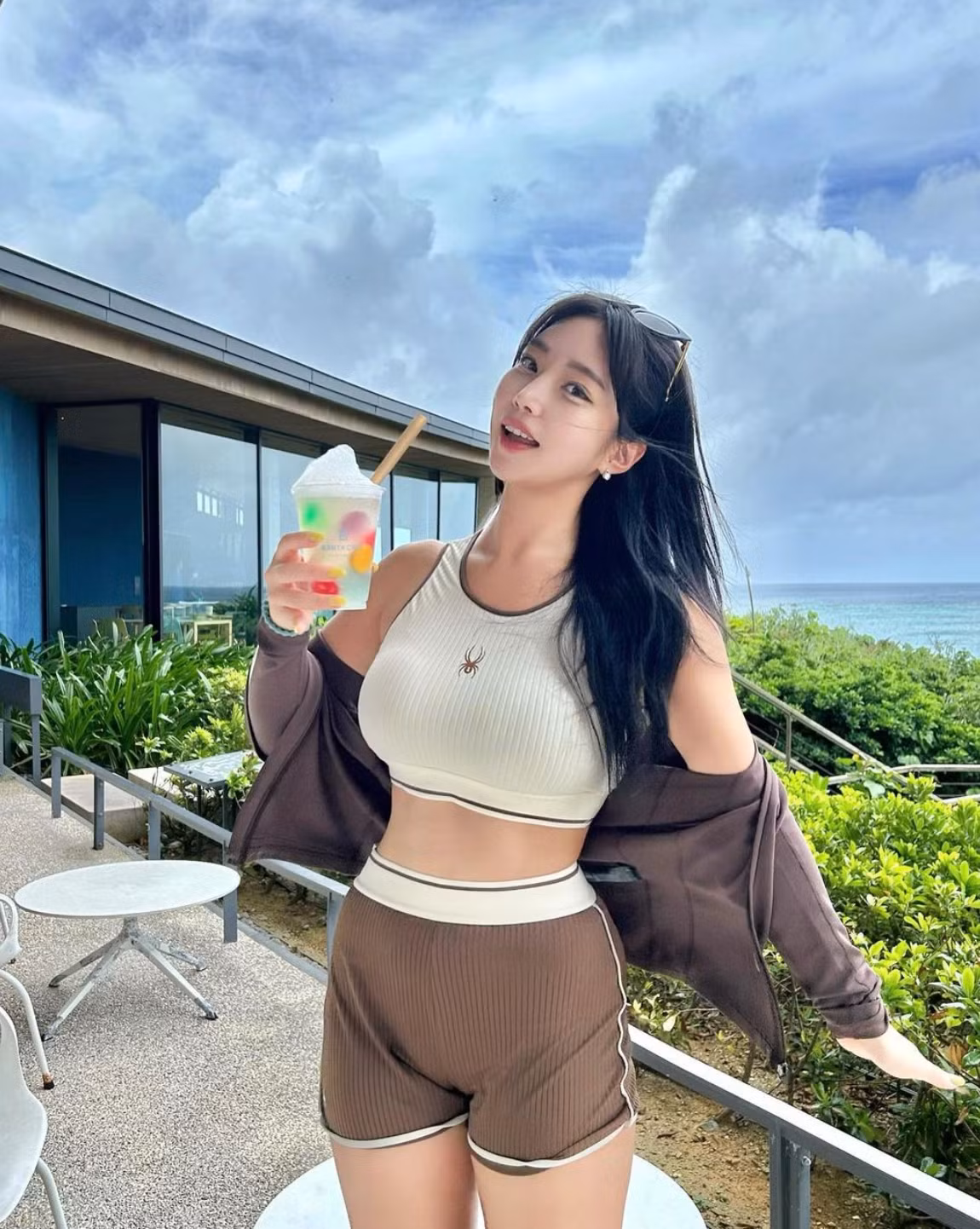 Nước da trắng sứ không tì vết là một trong những đặc điểm nhận dạng nàng hot girl.