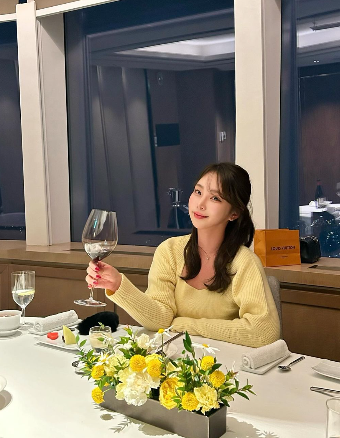 Người đẹp sở hữu khuôn mặt trái xoan, mắt to tròn, sống mũi cao và khuôn miệng tươi tắn.