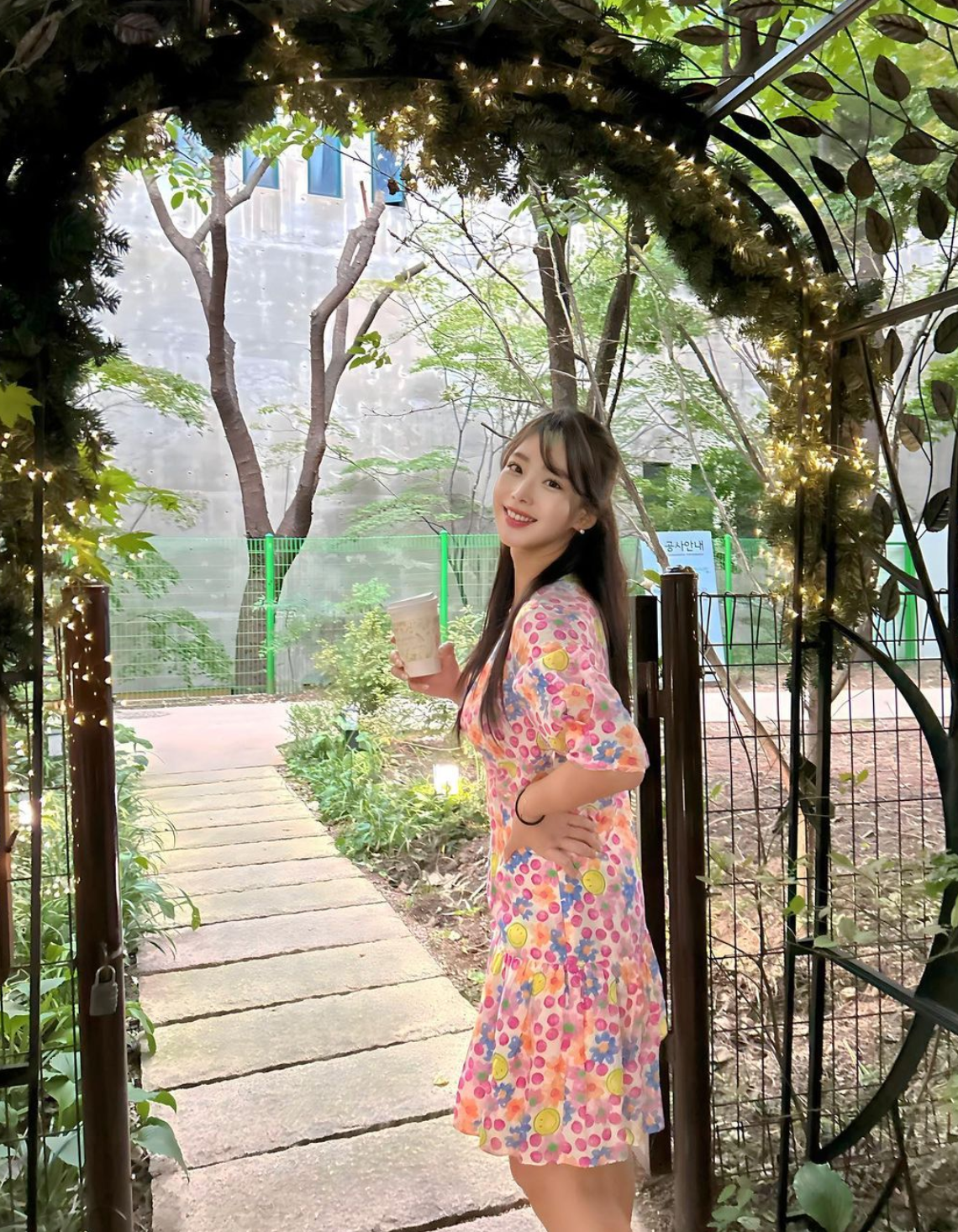 Sở hữu cặp chân dài cùng thân hình nóng bỏng nên dù diện trang phục kiệm vải hay kín đáo, Woo Mi cũng thu hút hàng ngàn bình luận với mỗi hình ảnh cô đăng tải trên mạng xã hội.