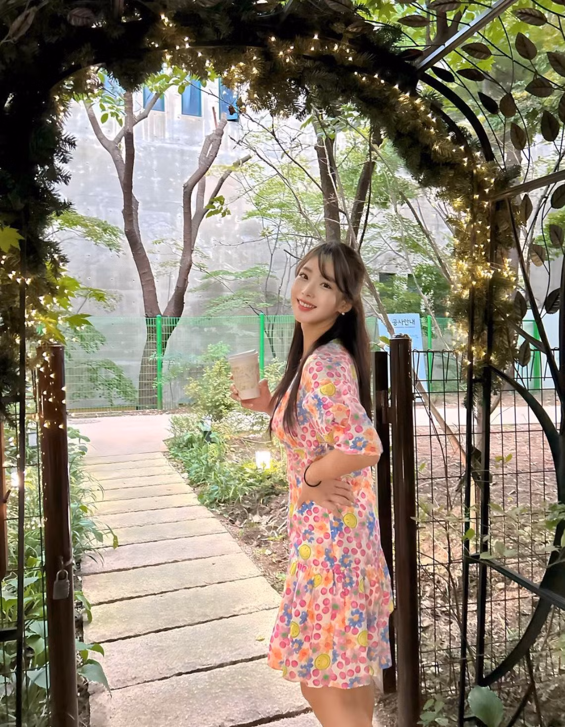 Sở hữu cặp chân dài cùng thân hình nóng bỏng nên dù diện trang phục kiệm vải hay kín đáo, Woo Mi cũng thu hút hàng ngàn bình luận với mỗi hình ảnh cô đăng tải trên mạng xã hội.