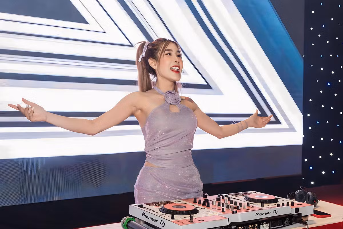 Bên cạnh khả năng điều chỉnh nhạc xuất sắc, DJ T Tina còn có khả năng MC và diễn xuất.