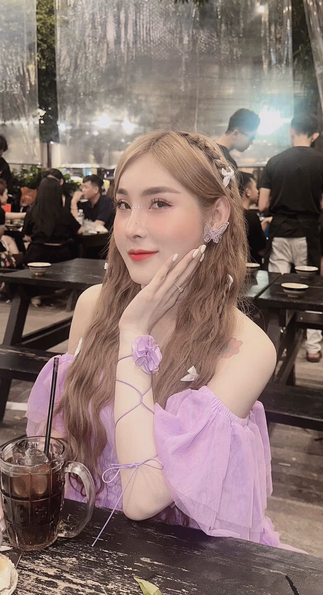 "Quan điểm DJ phải ăn mặc gợi cảm là một lối suy nghĩ kỳ thị, không hoàn toàn đúng về công việc này. Không phải ai làm DJ cũng ăn mặc gợi cảm và nghề DJ không có nghĩa là xấu" - người đẹp cho hay.