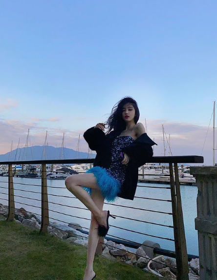 Cô nàng còn thường xuyên đi du lịch, check in ở nhiều nơi sang chảnh, xa hoa.