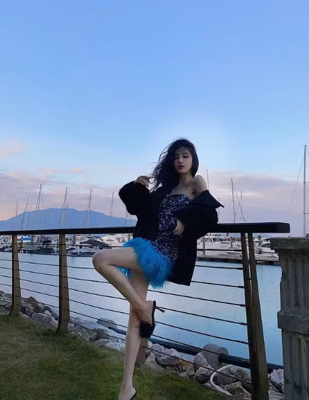 Cô nàng còn thường xuyên đi du lịch, check in ở nhiều nơi sang chảnh, xa hoa.