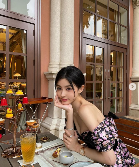 Thông tin cá nhân về cô gái xinh đẹp này không công khai trên mạng nhưng thông qua một số bài đăng, cư dân mạng biết được cô sống ở tỉnh Quảng Đông.