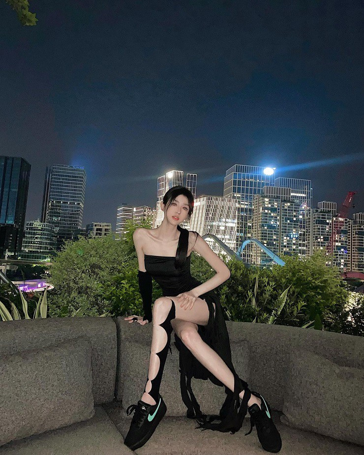 Cô thường xuyên được mới tới các show diễn thời trang nổi tiếng với tư cách là khách mời.