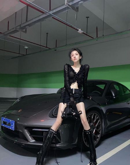 Siêu xe, đồ hiệu là những vật bất li thân đối với người đẹp xứ Trung này.