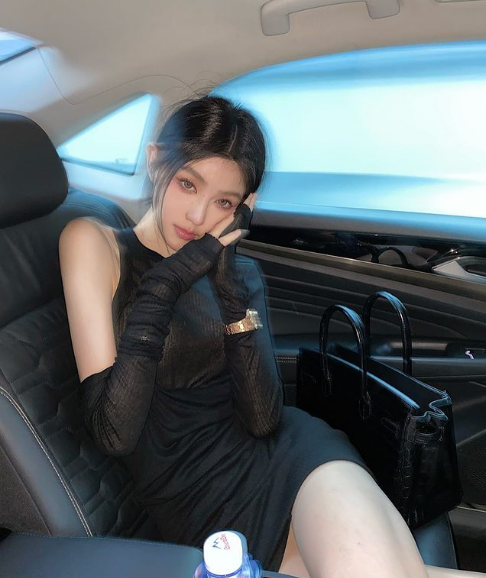 Theo dõi trang cá nhân, có thể thấy cô gái Trung Quốc trên chẳng những có thân hình chuẩn "mình hạc xương mai" mà còn sở hữu ngoại hình khả ái cũng như phong cách thời thượng.