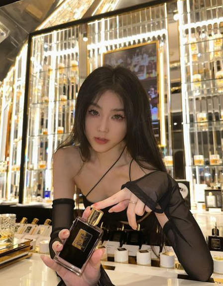 Chỉ với một những tấm hình được chia sẻ trên diễn đàn mạng xã hội, người đẹp có tên tài khoản "wznnwdm" nhận được không ngớt lời khen của cư dân mạng.