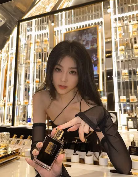 Chỉ với một những tấm hình được chia sẻ trên diễn đàn mạng xã hội, người đẹp có tên tài khoản "wznnwdm" nhận được không ngớt lời khen của cư dân mạng.